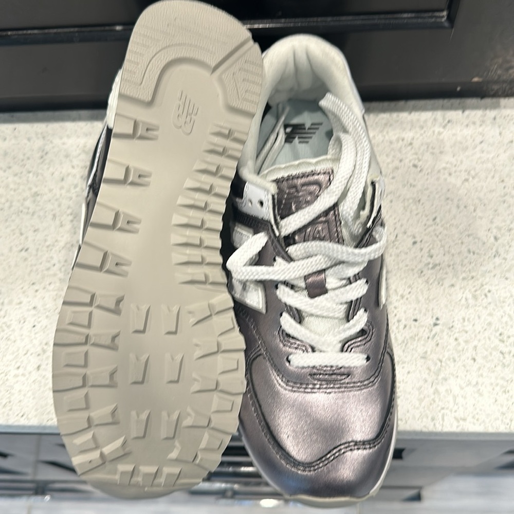 NWOB Women’s New Balance 574 Silver Metallic - Picture 3 of 6